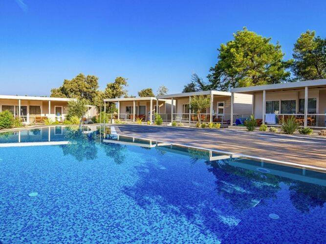 Mobile Home Mediteran Superior By The Pool In Caravan Park Strasko, נובליה מראה חיצוני תמונה